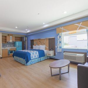 King Bed Kitchenette
